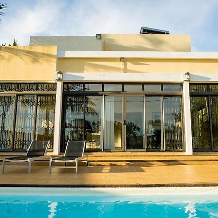 Villa Angelou - Sunlit Beach Getaway With Pool And Wifi Belle Mare Bagian luar foto