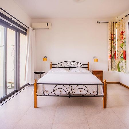 Villa Angelou - Sunlit Beach Getaway With Pool And Wifi Belle Mare Bagian luar foto