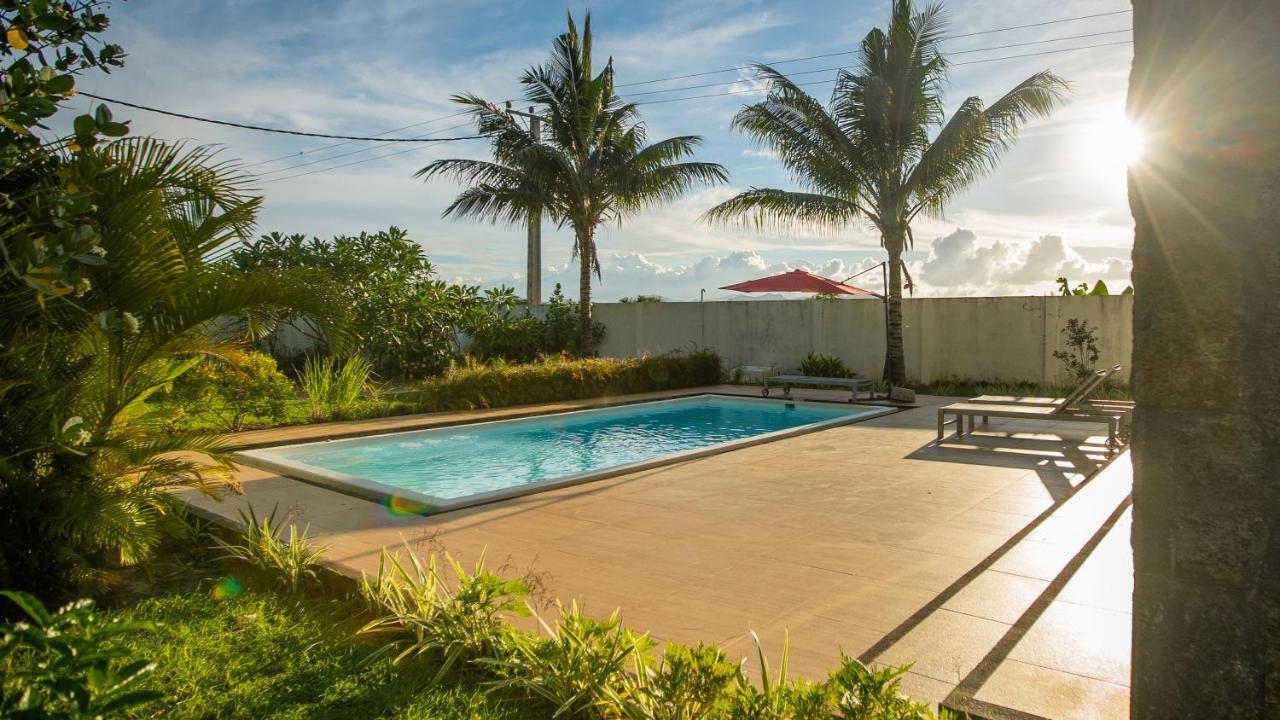 Villa Angelou - Sunlit Beach Getaway With Pool And Wifi Belle Mare Bagian luar foto