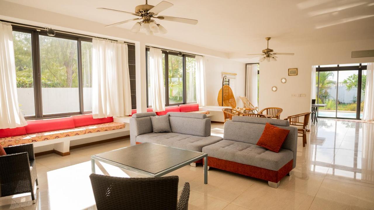 Villa Angelou - Sunlit Beach Getaway With Pool And Wifi Belle Mare Bagian luar foto
