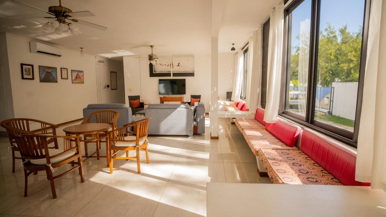 Villa Angelou - Sunlit Beach Getaway With Pool And Wifi Belle Mare Bagian luar foto
