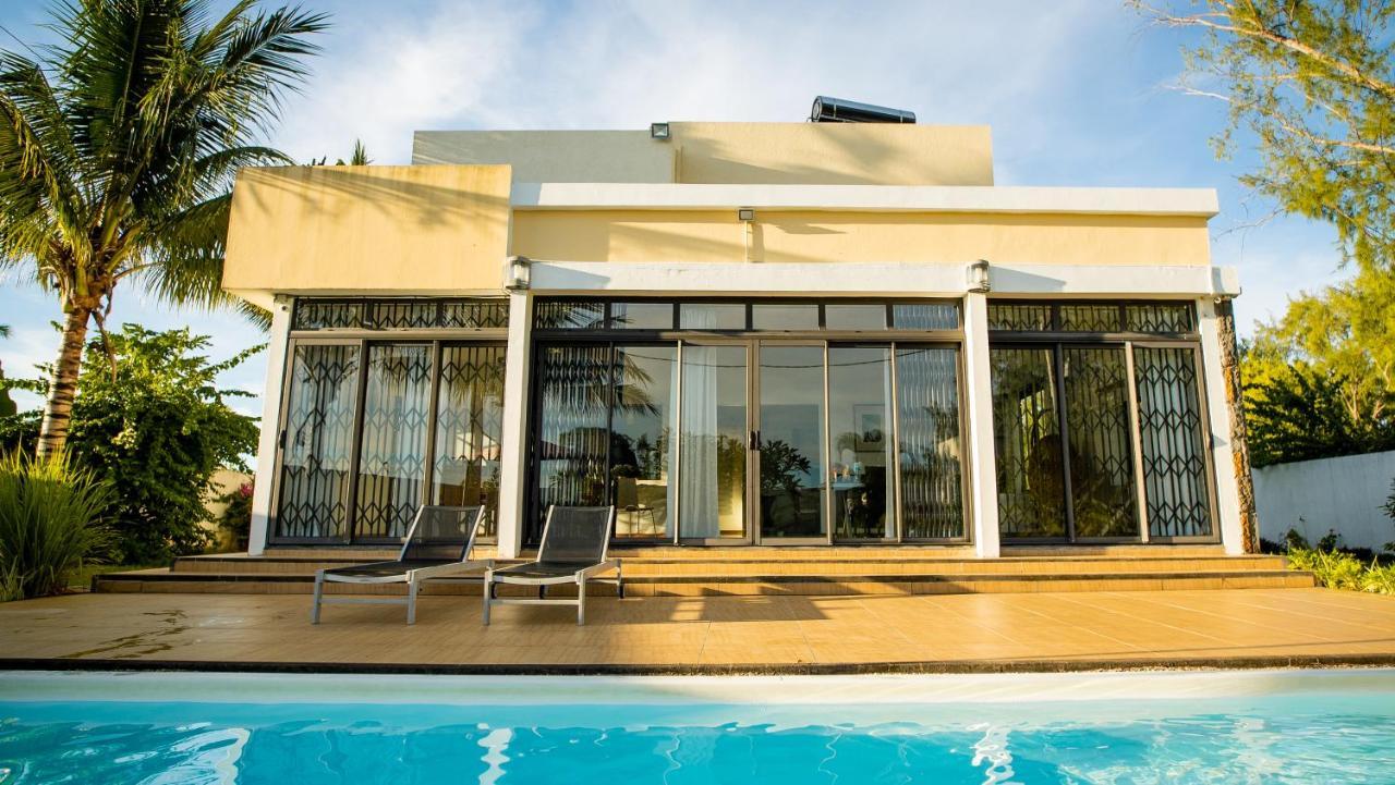 Villa Angelou - Sunlit Beach Getaway With Pool And Wifi Belle Mare Bagian luar foto