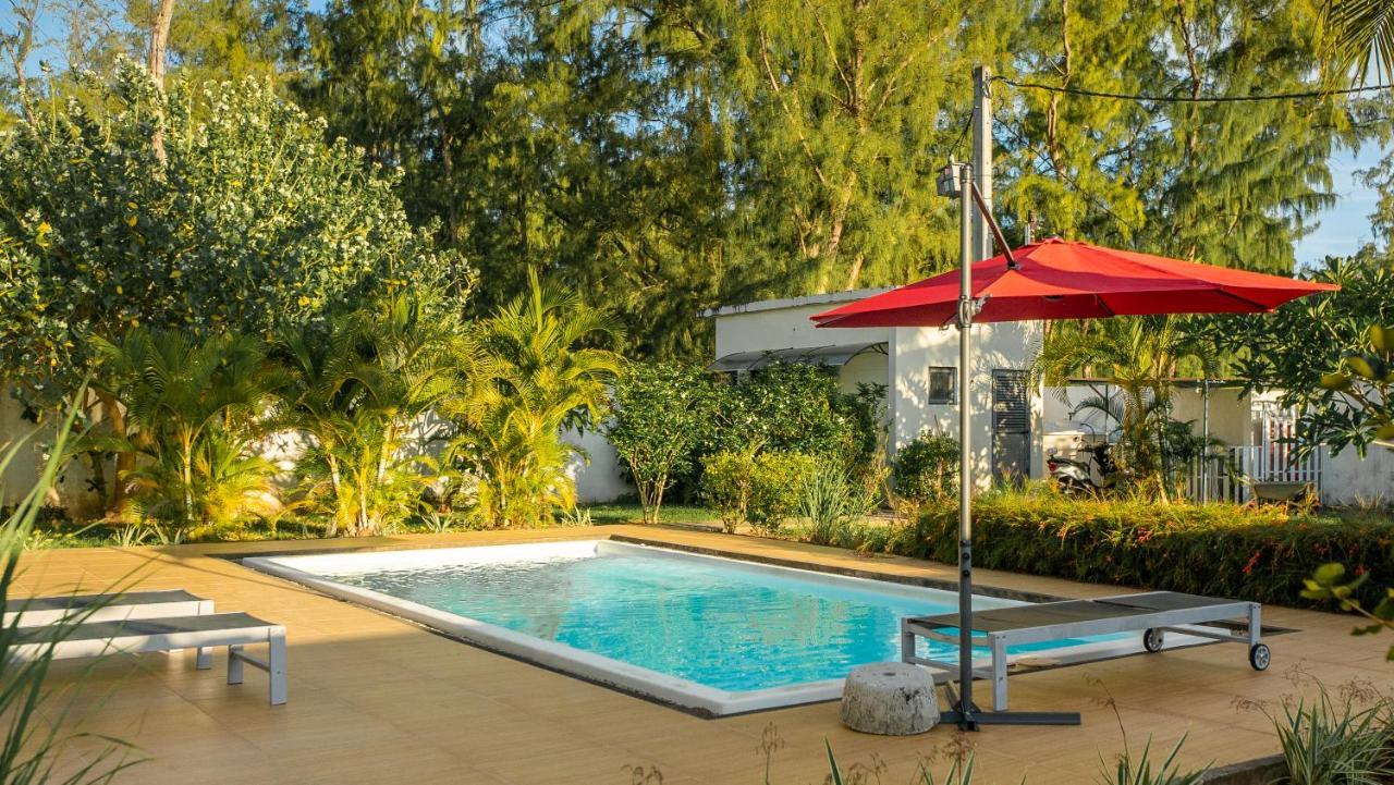 Villa Angelou - Sunlit Beach Getaway With Pool And Wifi Belle Mare Bagian luar foto
