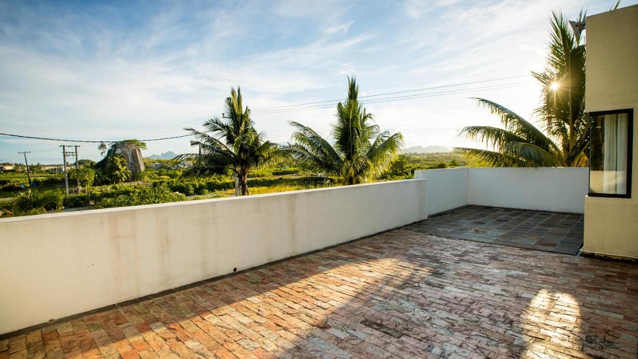 Villa Angelou - Sunlit Beach Getaway With Pool And Wifi Belle Mare Bagian luar foto