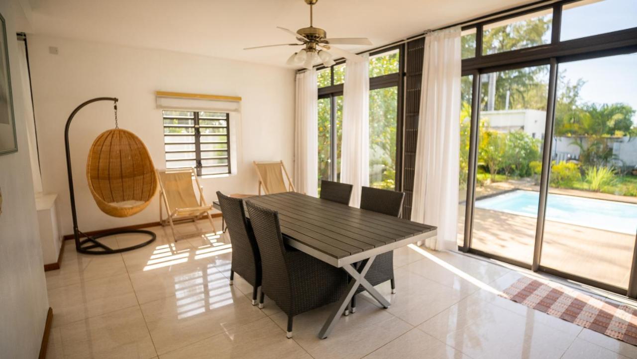 Villa Angelou - Sunlit Beach Getaway With Pool And Wifi Belle Mare Bagian luar foto