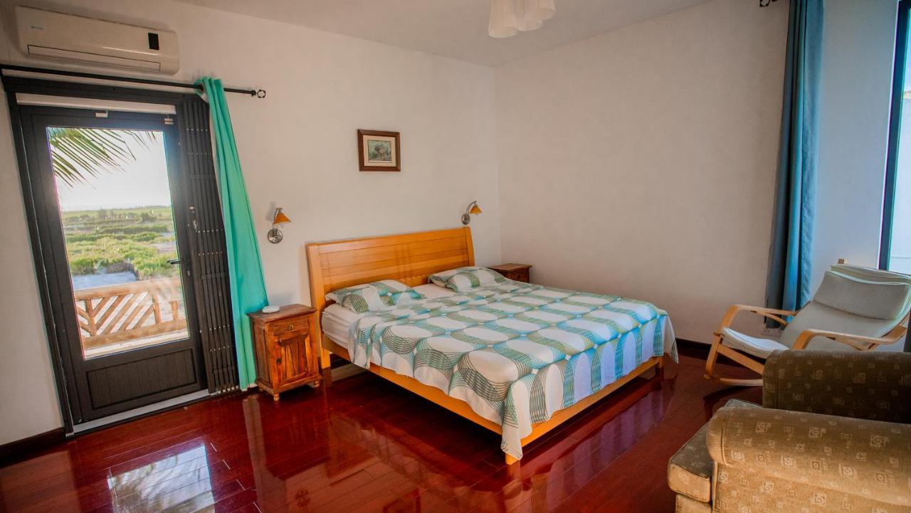 Villa Angelou - Sunlit Beach Getaway With Pool And Wifi Belle Mare Bagian luar foto