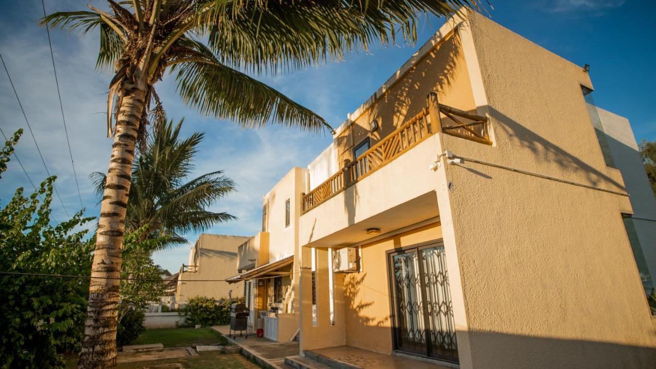 Villa Angelou - Sunlit Beach Getaway With Pool And Wifi Belle Mare Bagian luar foto