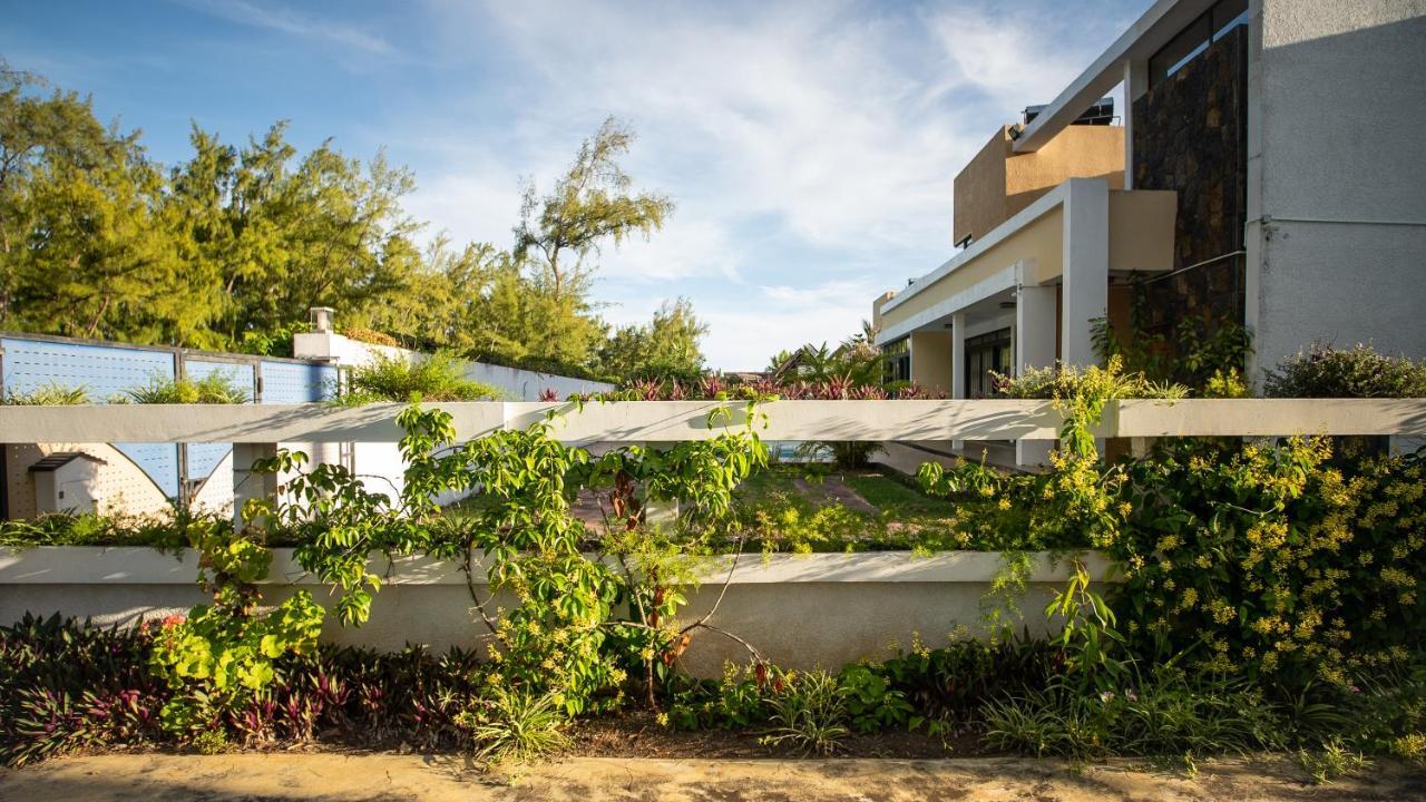 Villa Angelou - Sunlit Beach Getaway With Pool And Wifi Belle Mare Bagian luar foto