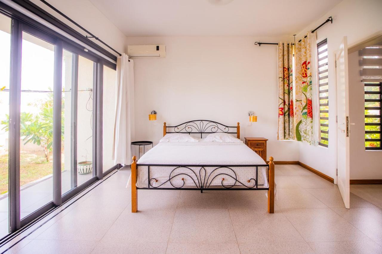 Villa Angelou - Sunlit Beach Getaway With Pool And Wifi Belle Mare Bagian luar foto