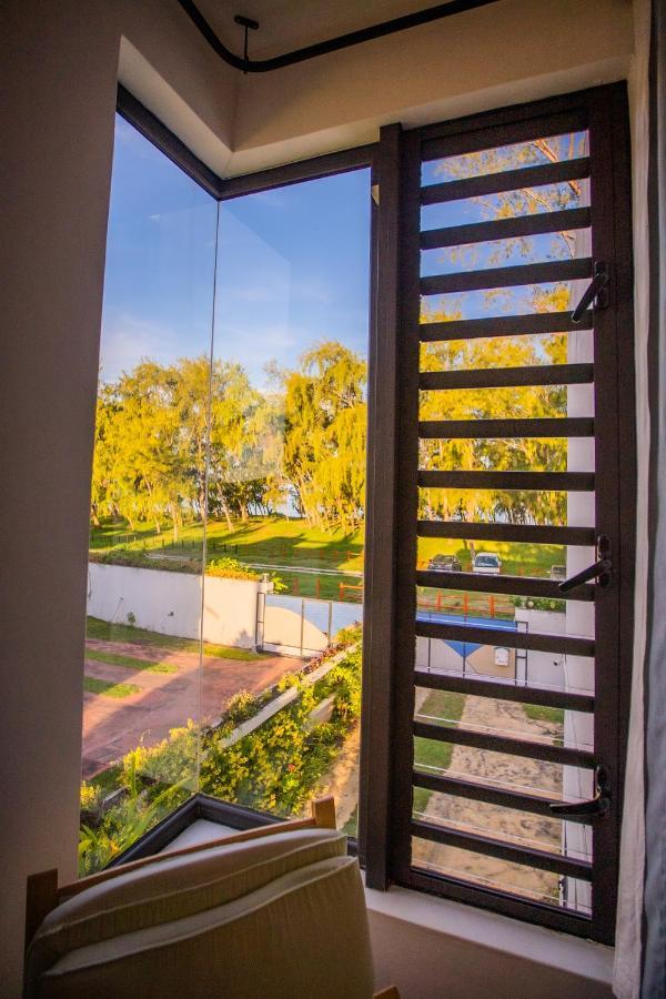 Villa Angelou - Sunlit Beach Getaway With Pool And Wifi Belle Mare Bagian luar foto